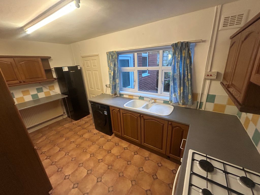 Property photo 3 of 9 Kitchen