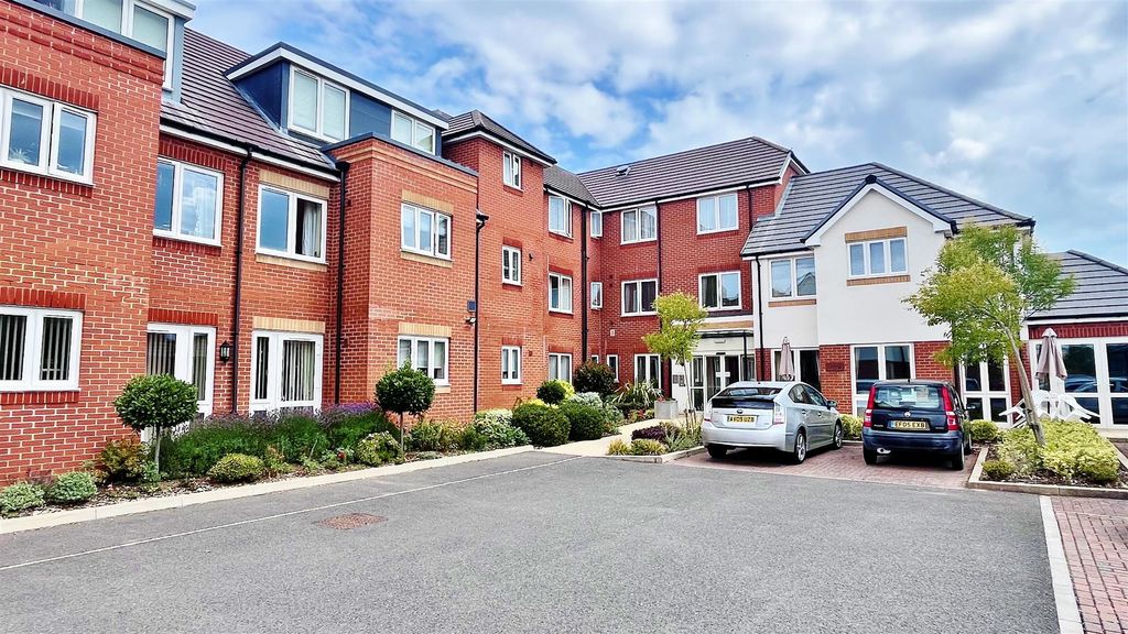 Property photo 1 of 13 Communal Gardens &amp; Parking