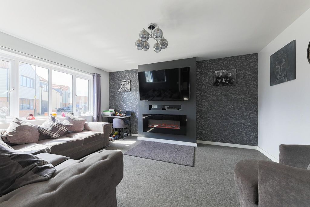 Property photo 2 of 18 Lounge