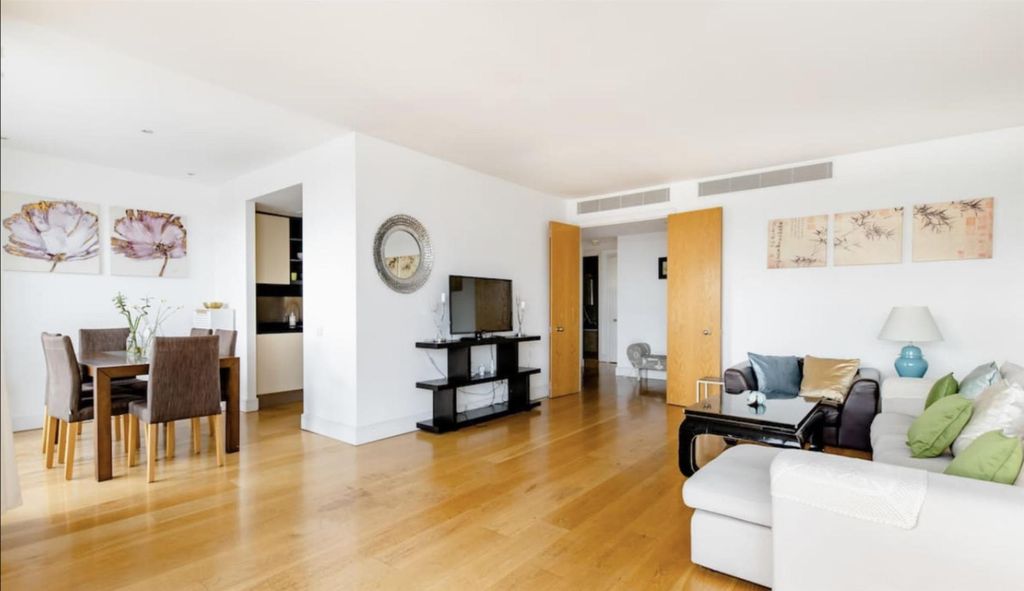 Property photo 1 of 17 Thames View Form The Living Room At Westferry Circ