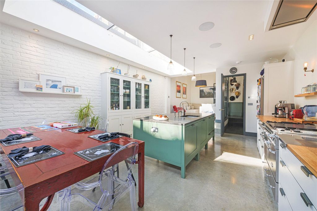 Property photo 2 of 12 Kitchen