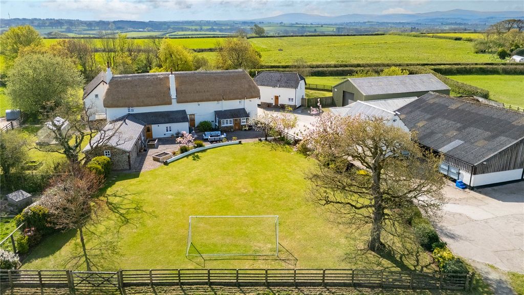 Property photo 1 of 40 Bude Farm