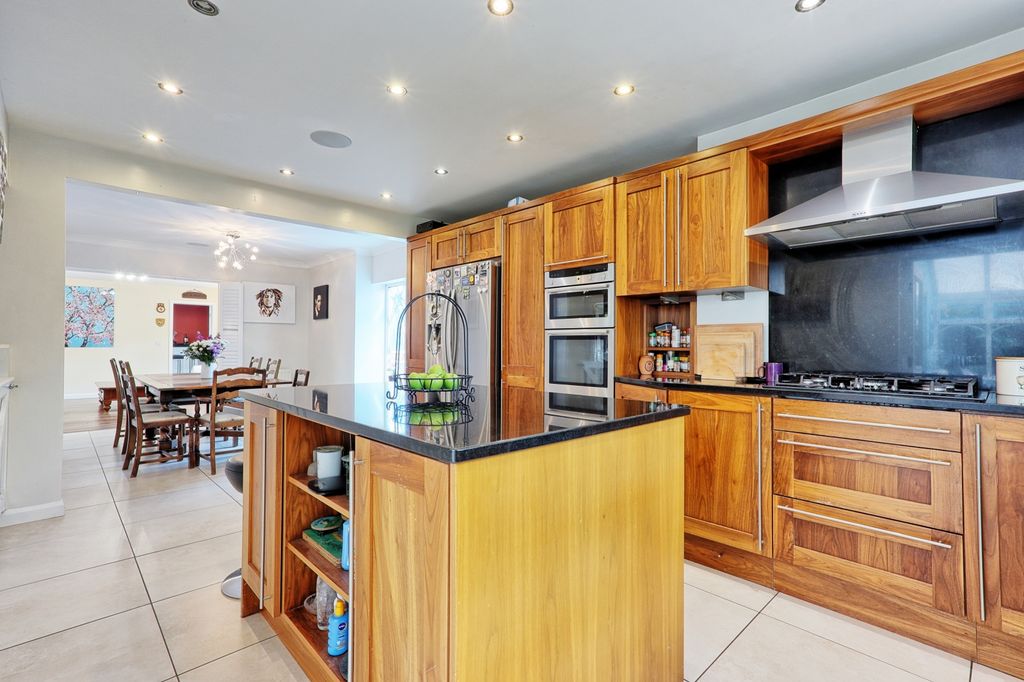 Property photo 2 of 43 Picture No. 33