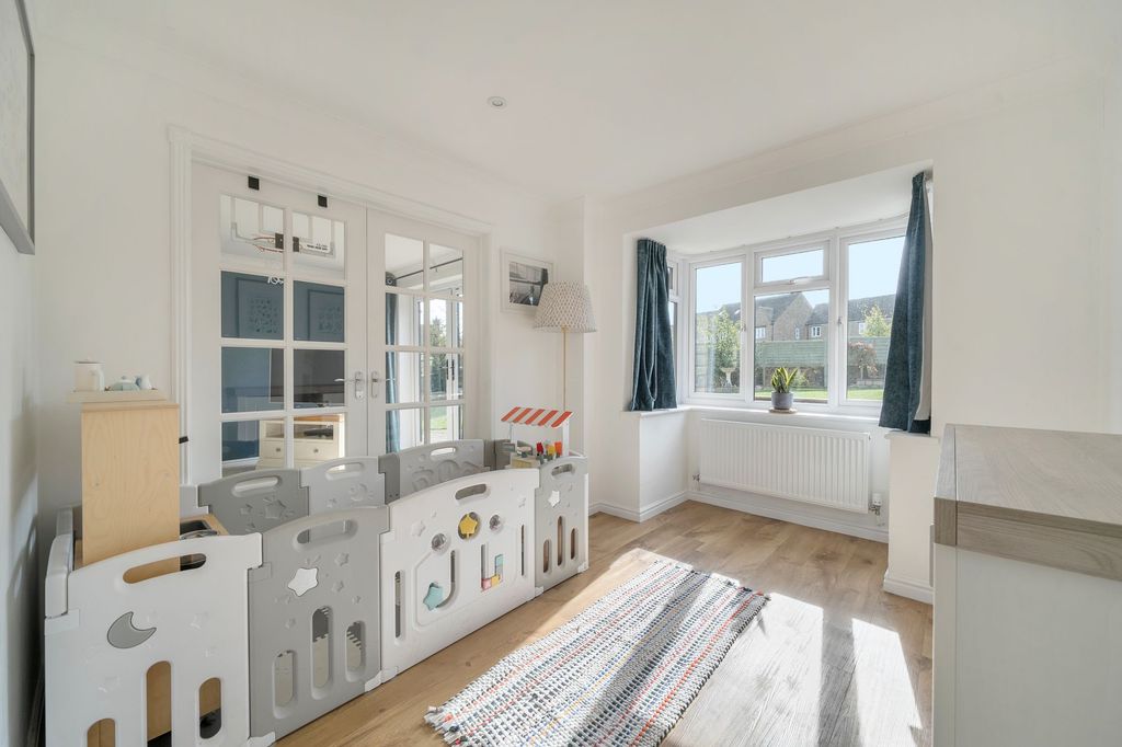 Property photo 2 of 23 Useful Reception Area For Playroom, Gym, Second Office Or For Expansion Of The Kitchen