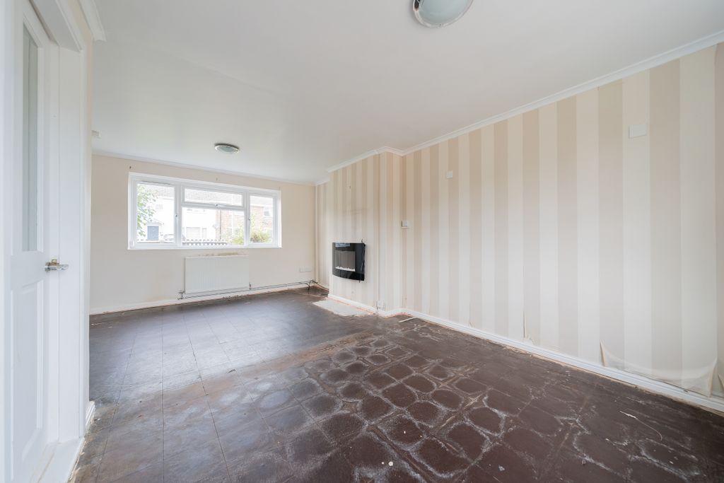 Property photo 2 of 18 .