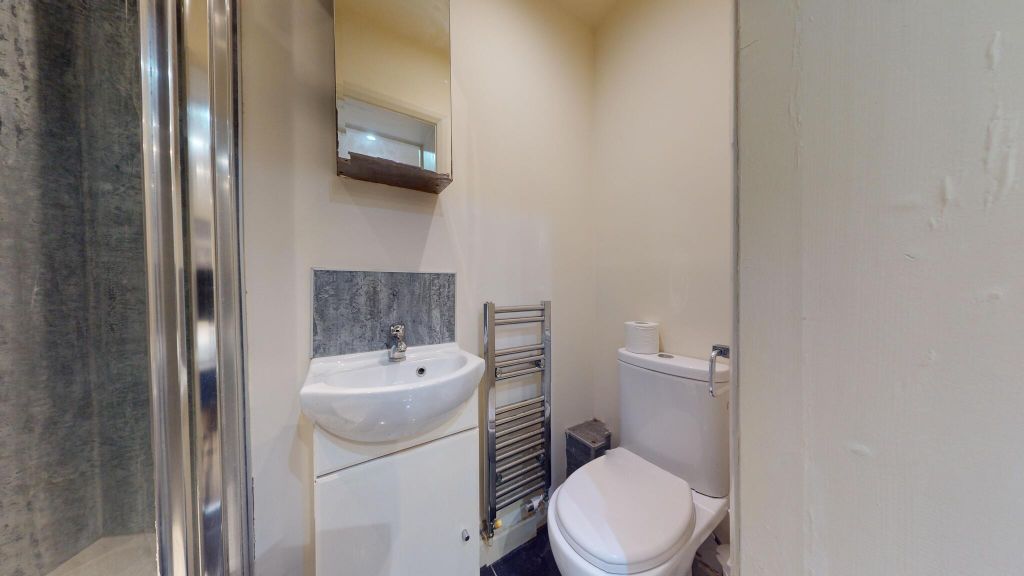 Property photo 3 of 10 Bathroom