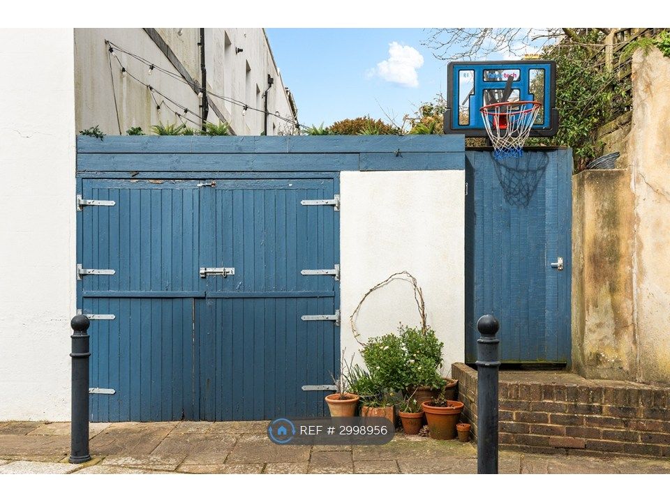 Property photo 2 of 35