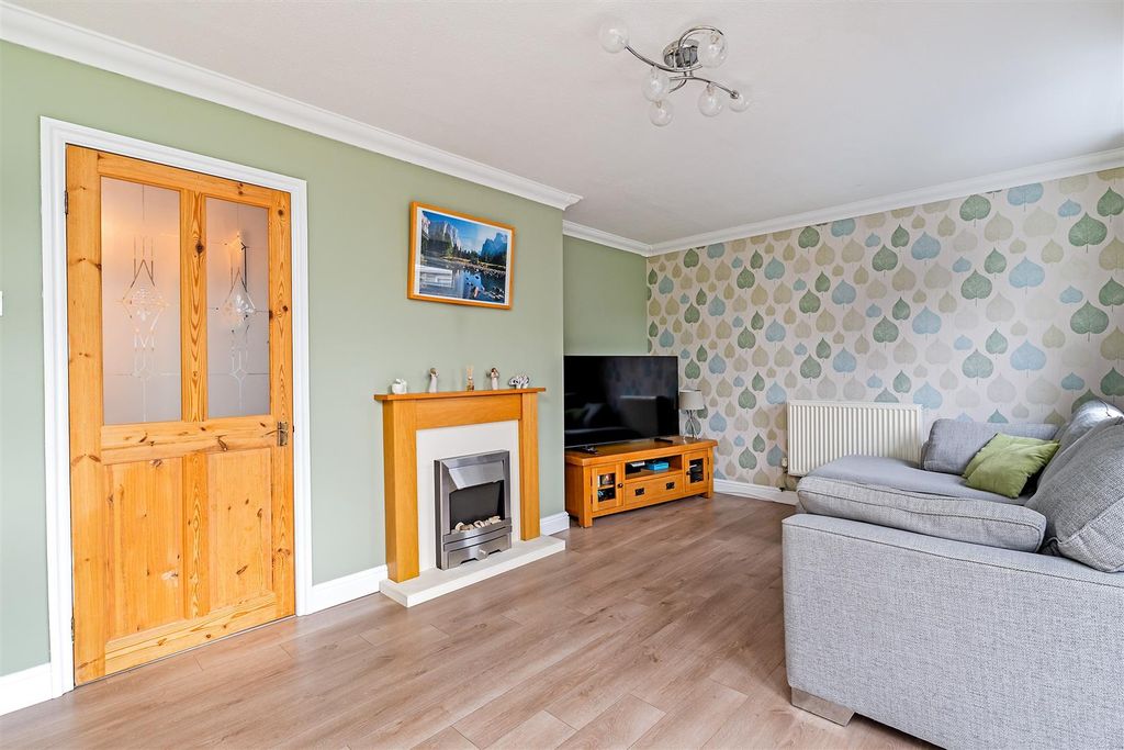 Property photo 2 of 15 Curlew Close-2.Jpg