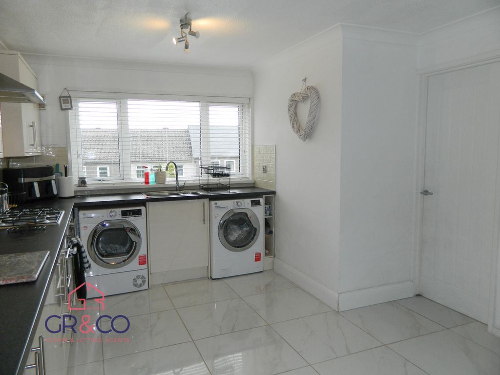 Property photo 3 of 27 Kitchen / Breakfast Room