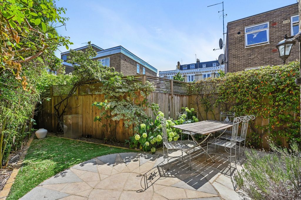 Property photo 3 of 10 Garden
