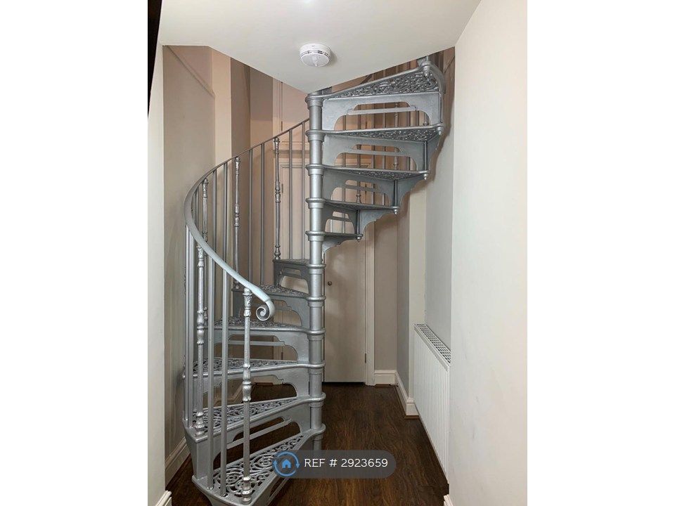 Property photo 2 of 34 Feature Spiral Staircase