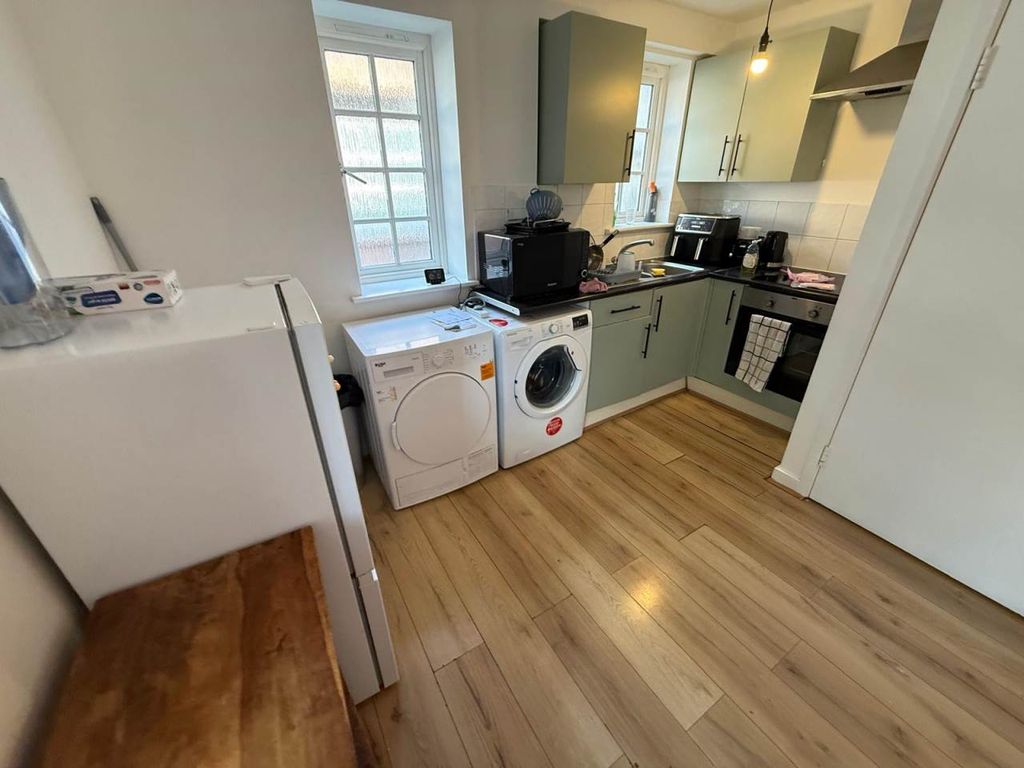 Property photo 3 of 9 Kitchen