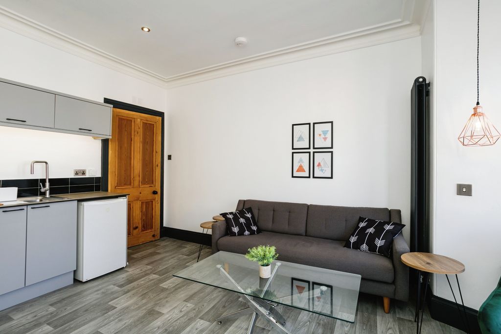 Property photo 2 of 15 Lounge / Kitchen