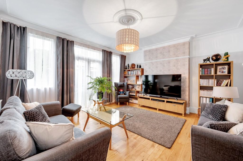 Property photo 3 of 24 Kingsbridge Avenue-3.Jpg