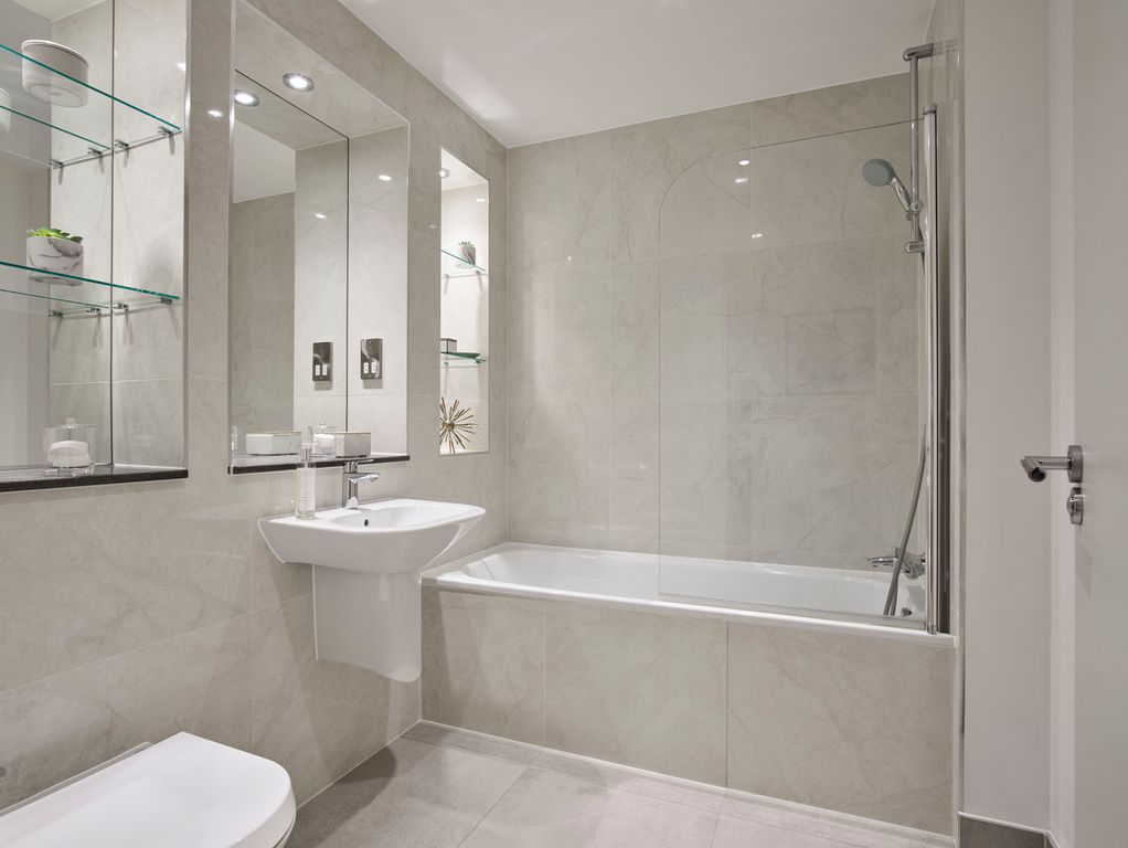 Property photo 3 of 17 Bathroom