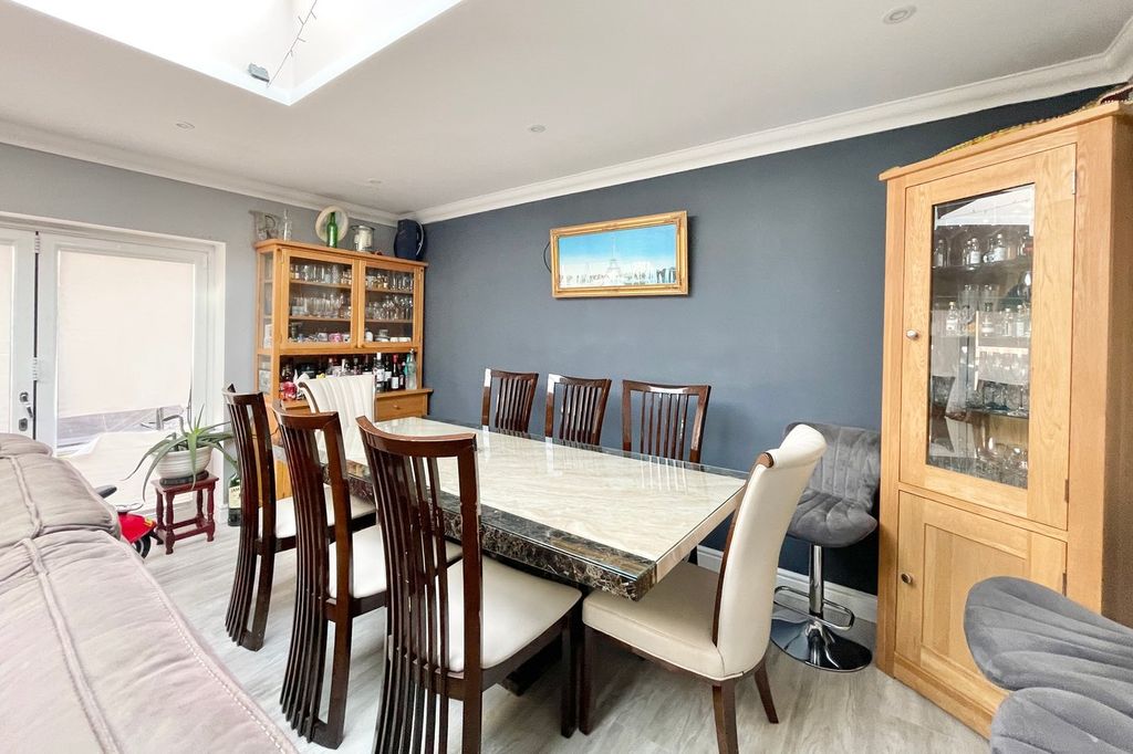 Additional image 5 of 5 bed detached house for saleWoodcot Gardens, Farnborough GU14
