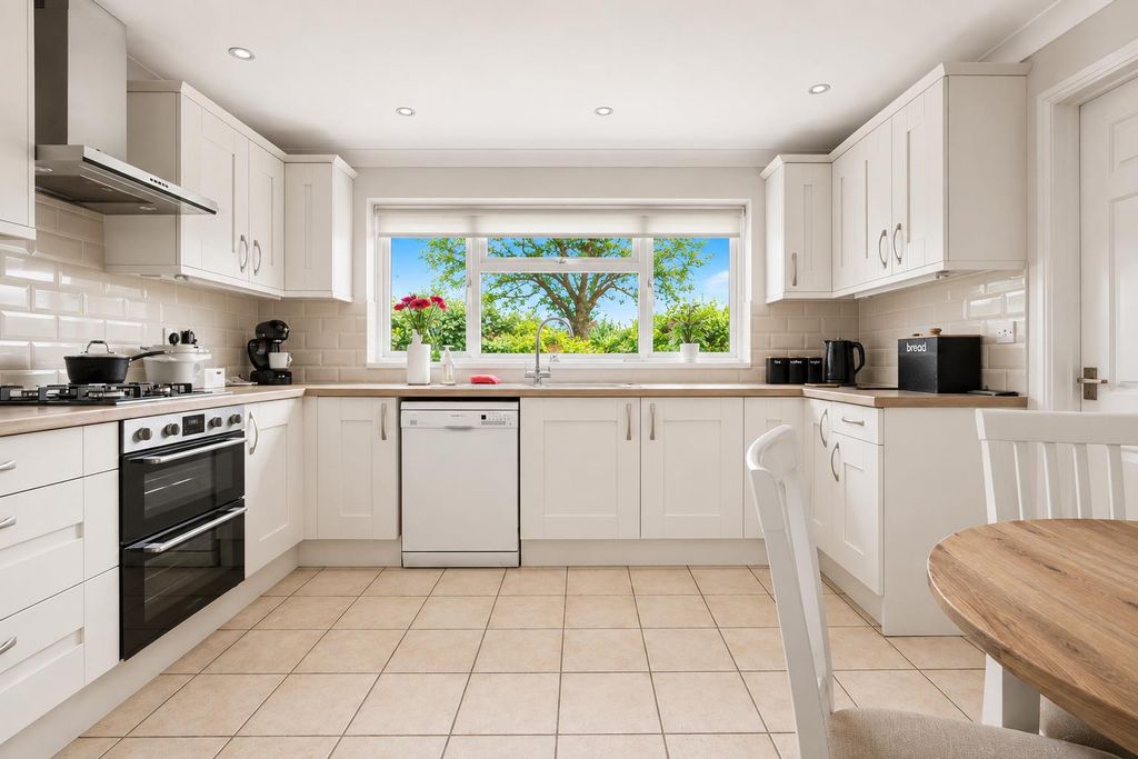 Property photo 3 of 37 E8001E54-452c-40dc-9Ffa-Daddf2F44Ebb.Png