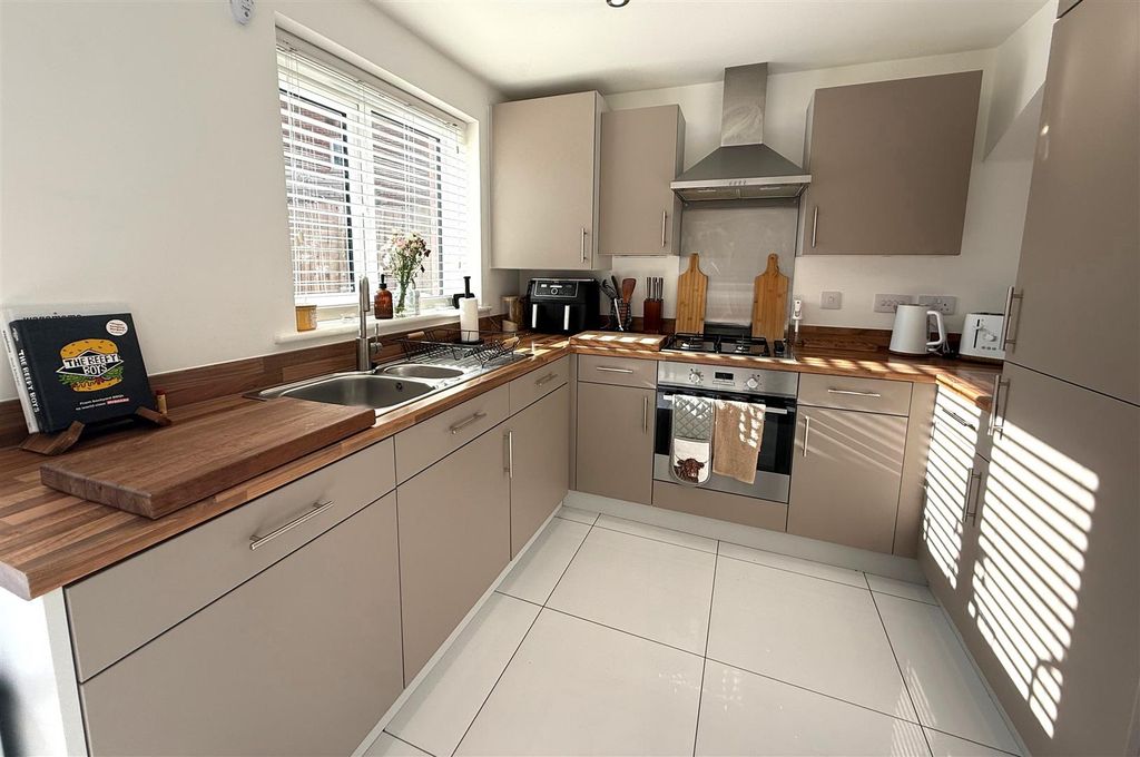 Property photo 3 of 28 Kitchen/Dining Room