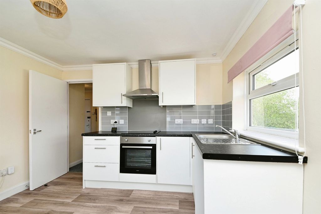 Property photo 3 of 8 Kitchen