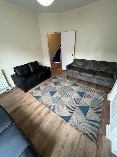 Property photo 2 of 25 Bright Living Room With Modern Laminate Flooring, ...