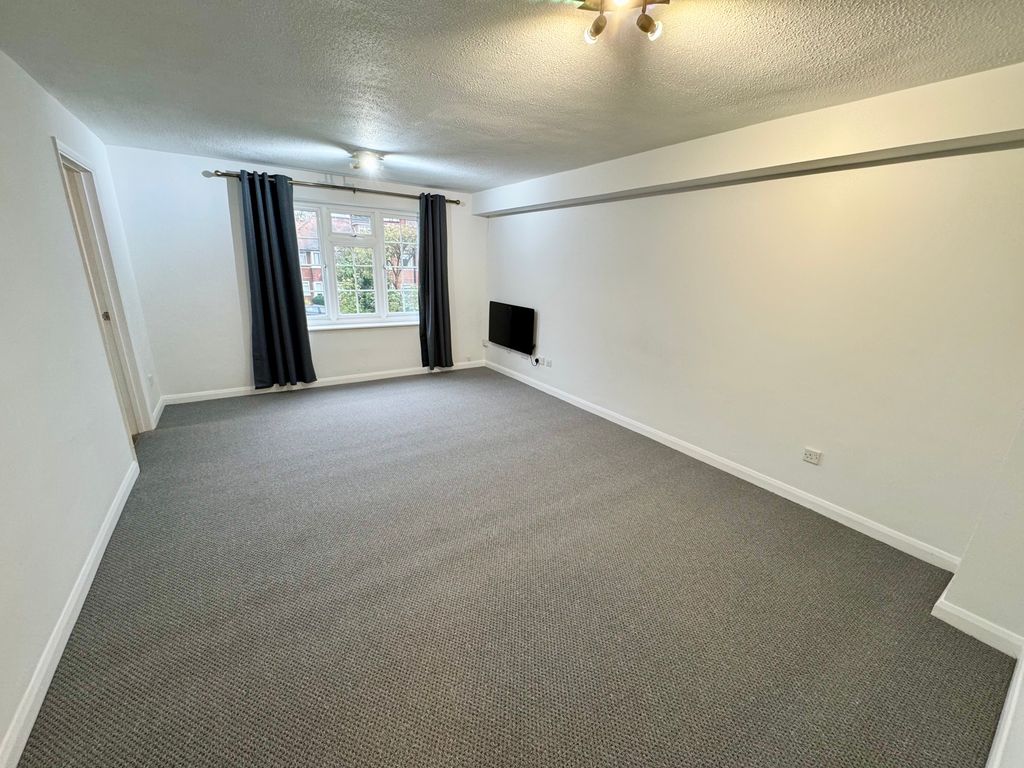 Property photo 2 of 6 5 Lynn Court - Living Room