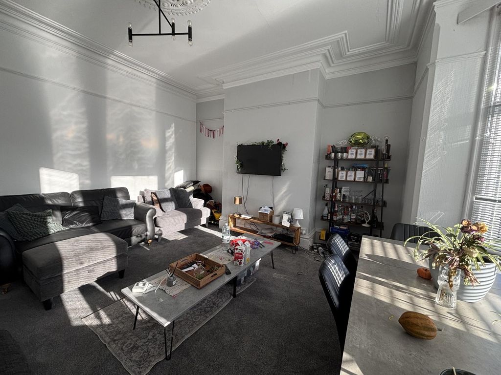 Property photo 1 of 21 Bright, Well-Presented Living Room With Large Wind...