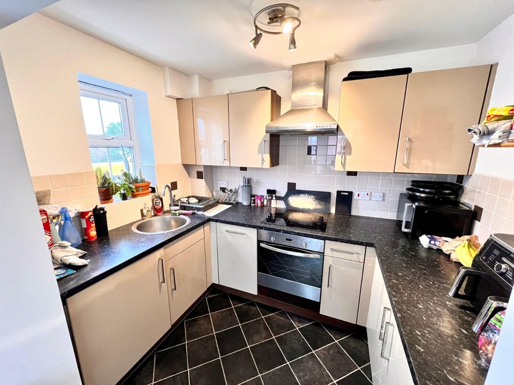 Property photo 2 of 6 Kitchen