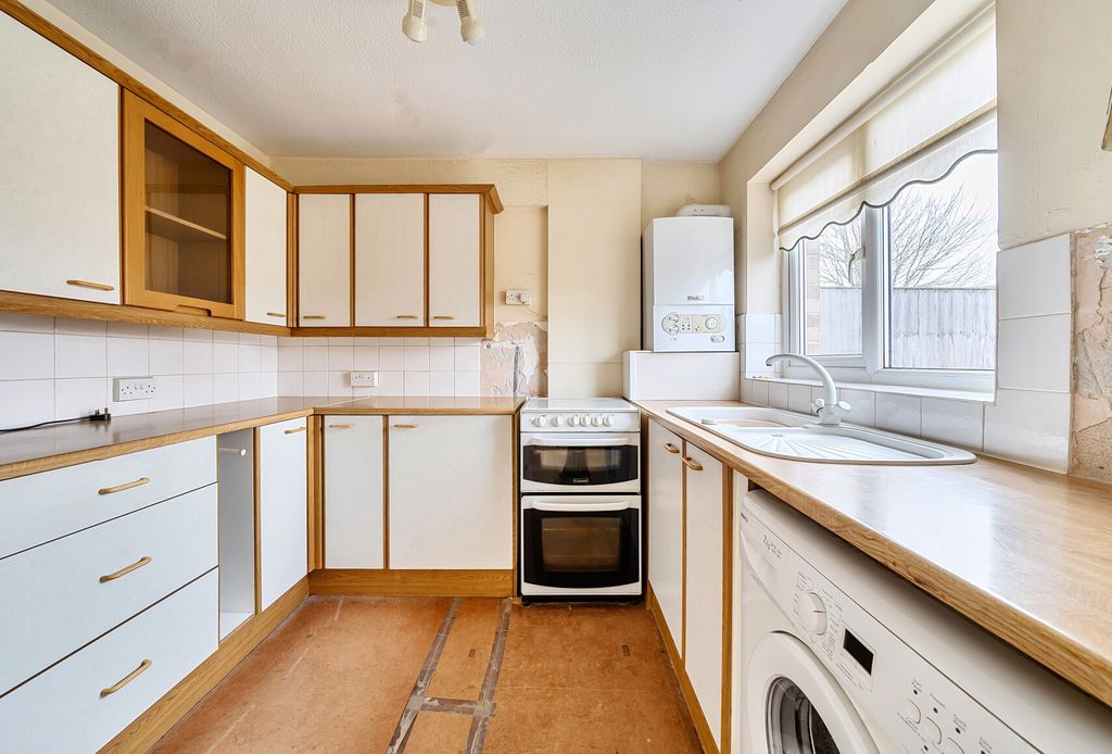 Property photo 3 of 11 Kitchen