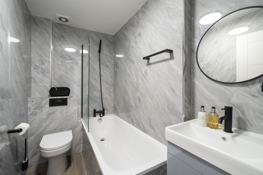 Property photo 3 of 7 Abbey House 76 - ...