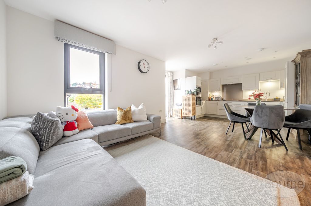 Property photo 2 of 16 Defeb54c-4810-4B2...