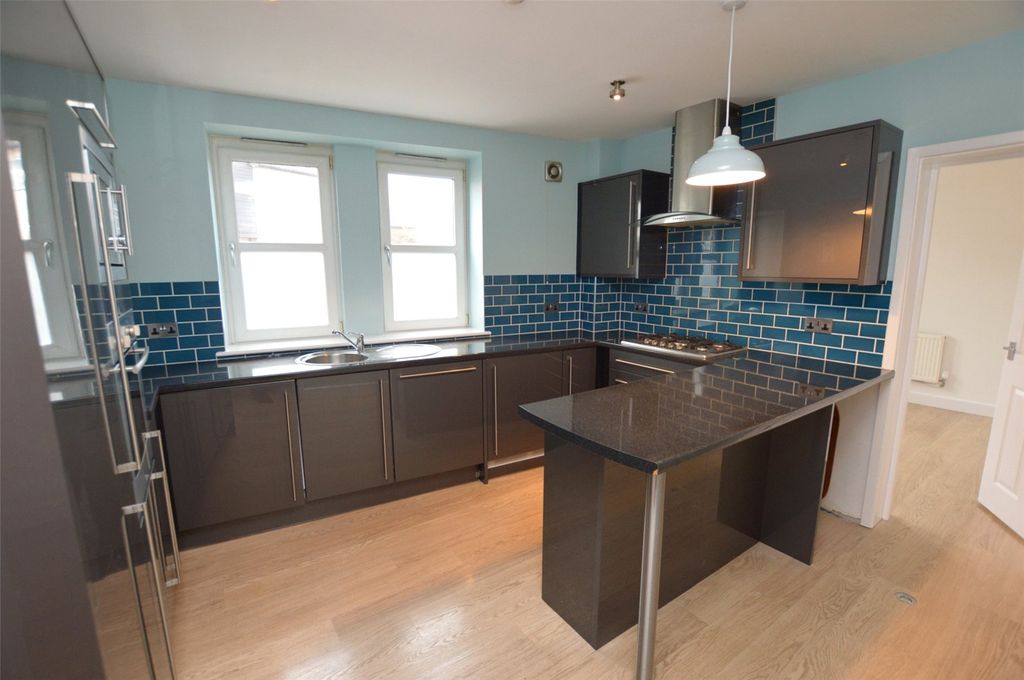 Property photo 3 of 8 Kitchen