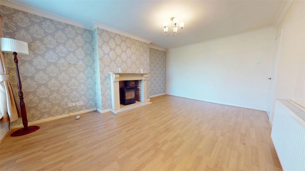 Property photo 2 of 21 Wells Avenue Living Room