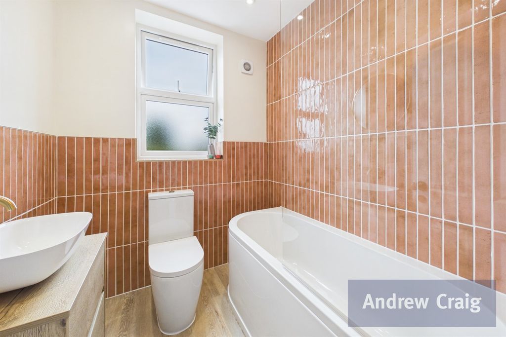 Property photo 3 of 19 Bathroom