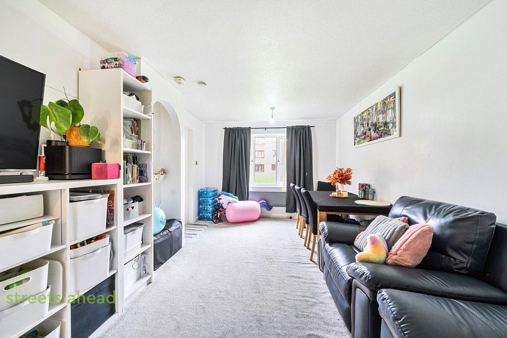 Property photo 2 of 12 Fe242Aa1-8F7E-4A6...