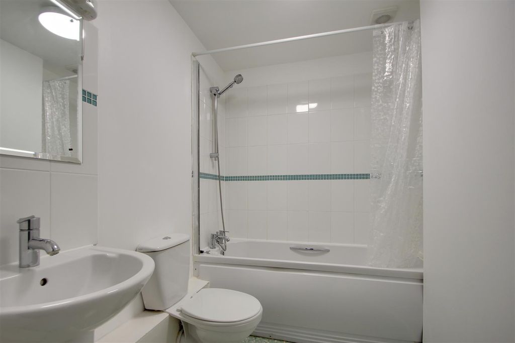 Property photo 2 of 7 Bathroom