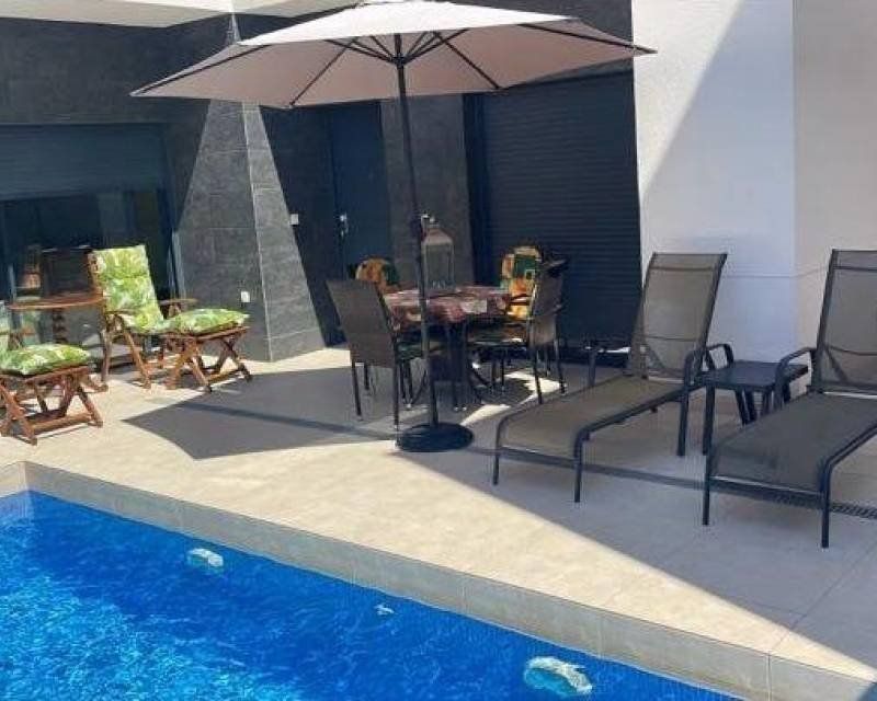 Property photo 2 of 35
