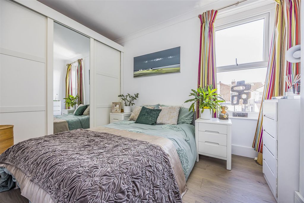 Property photo 2 of 15 19 Daulston Road, Fratton-Porticomarketing-Soldby-