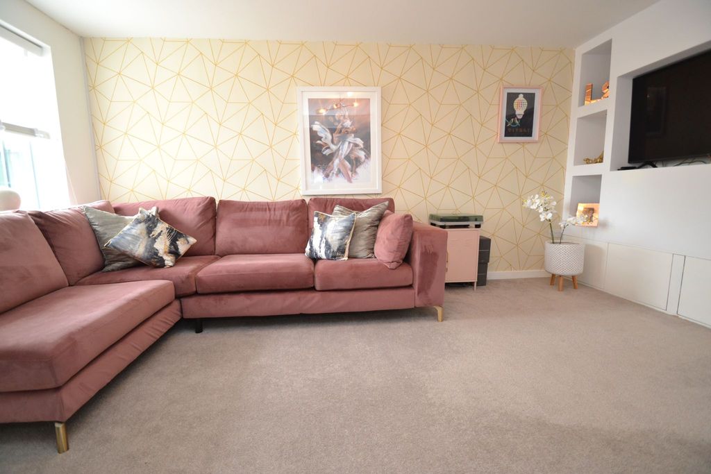 Property photo 1 of 19 Photograph 3