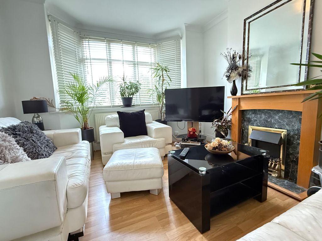 Property photo 1 of 17 Lounge