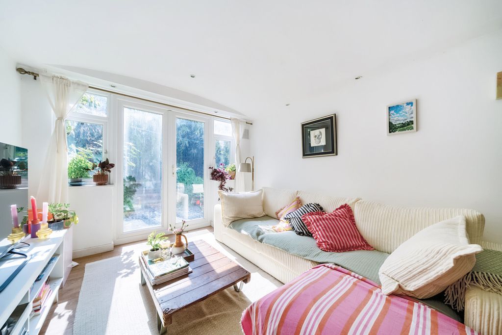 Property photo 3 of 14 1334229-17-689B5d...