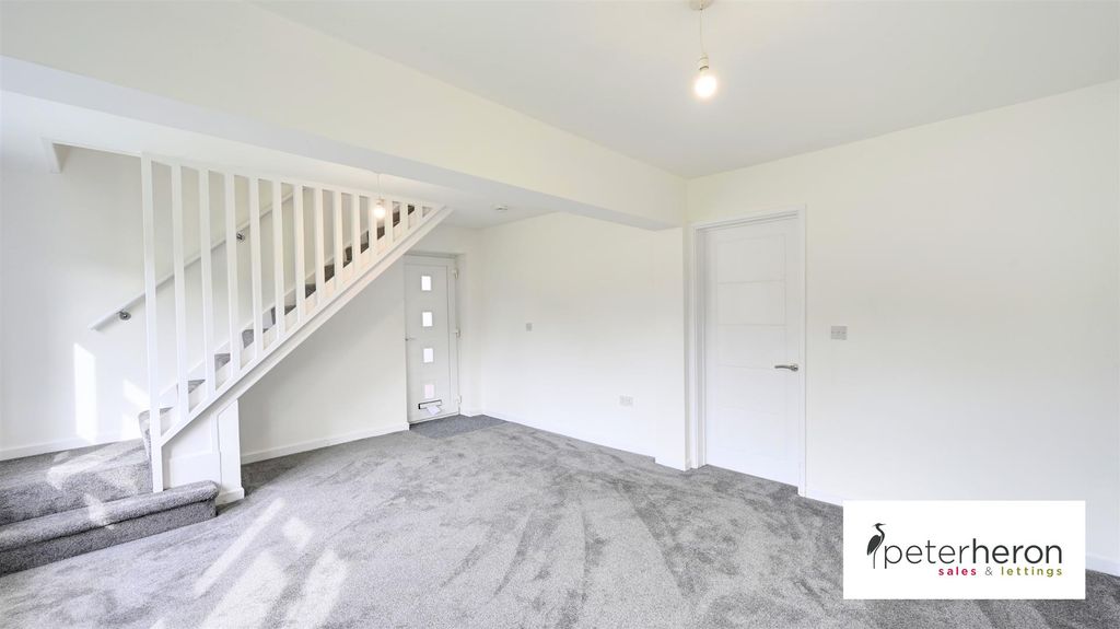 Property photo 3 of 14 Lounge