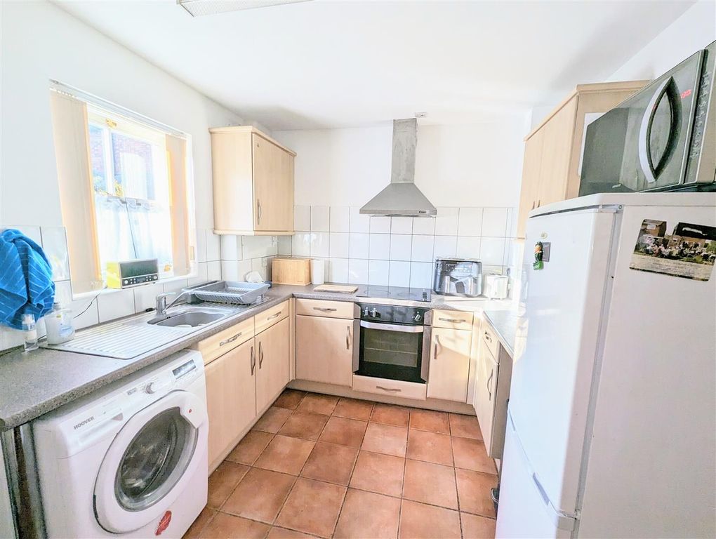 Property photo 3 of 9 Kitchen