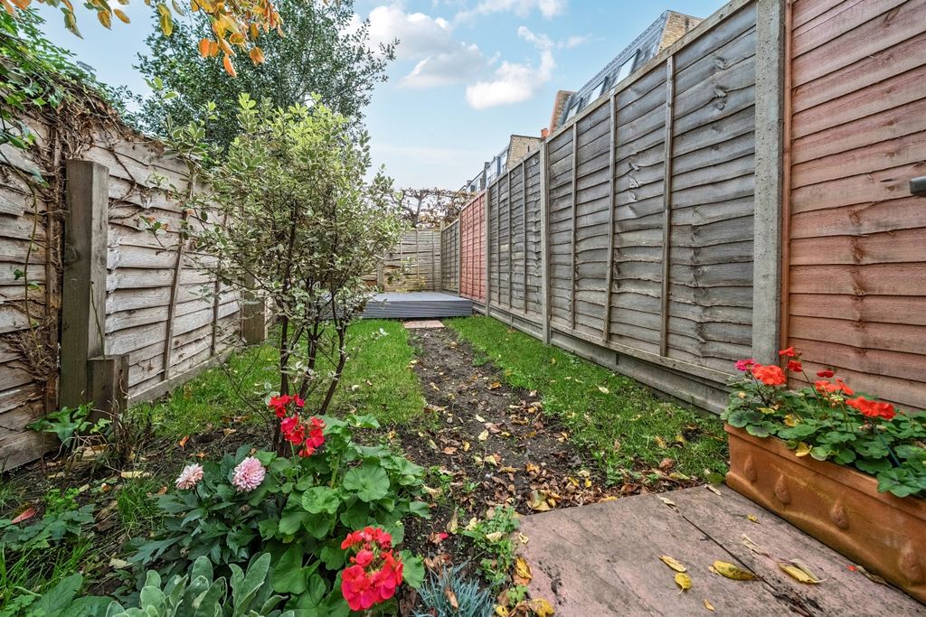 Property photo 3 of 13 1380334-19-690De9...