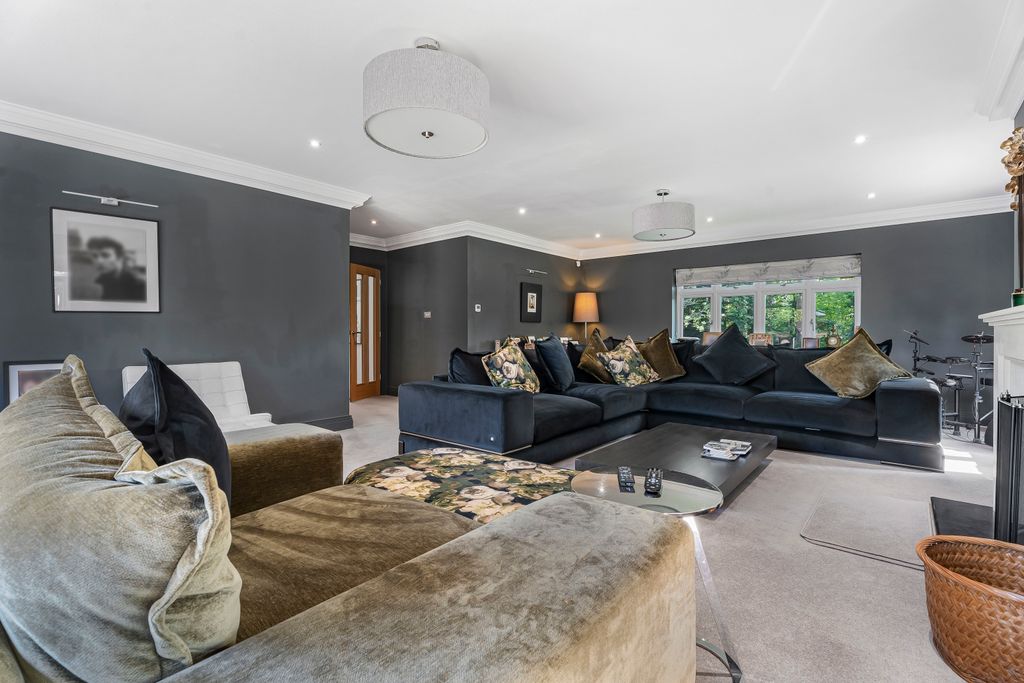 Property photo 3 of 20 Living Room