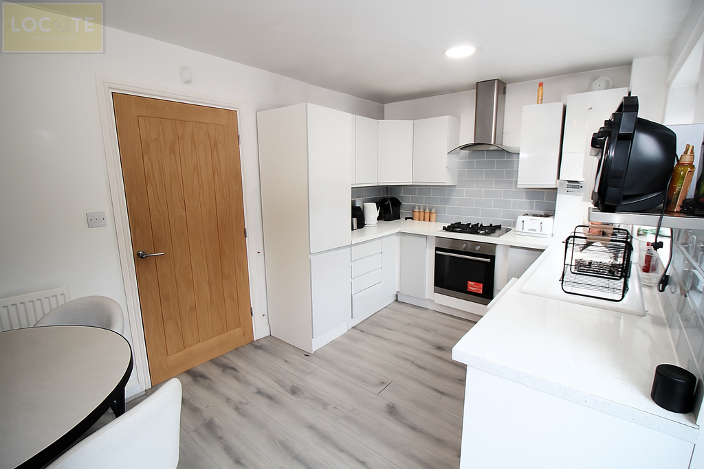 Property photo 3 of 14 02Fcb3B3-2B70-4D99-805B-9E9D10A2701D