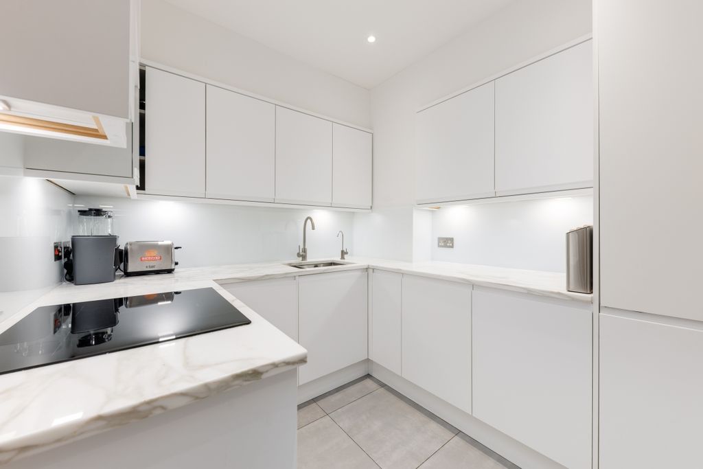Property photo 2 of 18 Albion Gate F48 (...