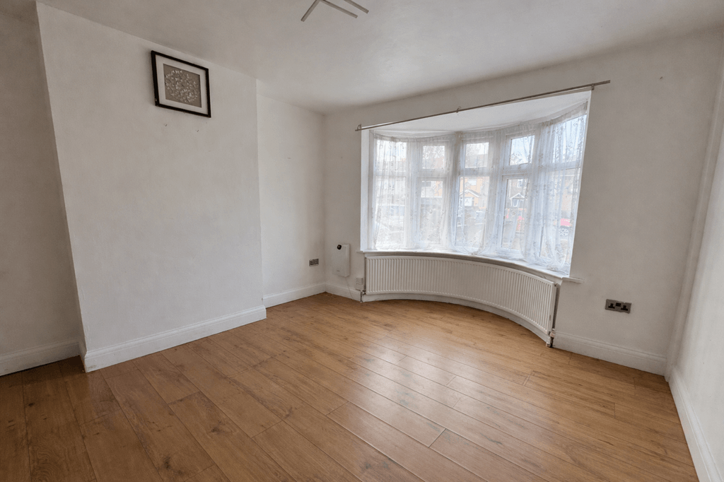 Property photo 3 of 8 Gallery