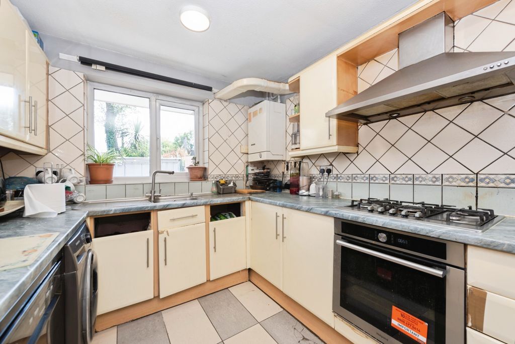 Property photo 3 of 19 Kitchen