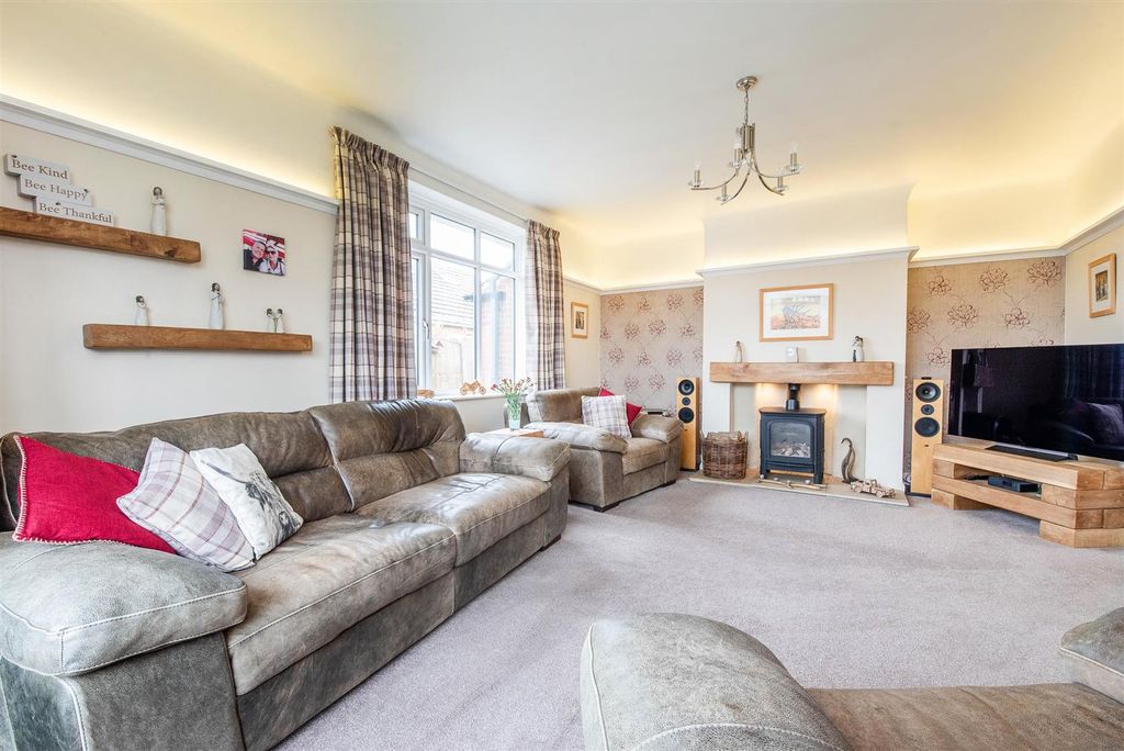 Property photo 3 of 30 Lounge