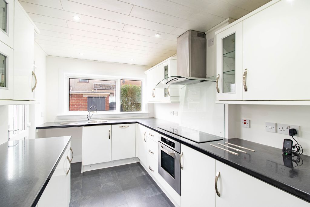 Property photo 3 of 23 Kitchen